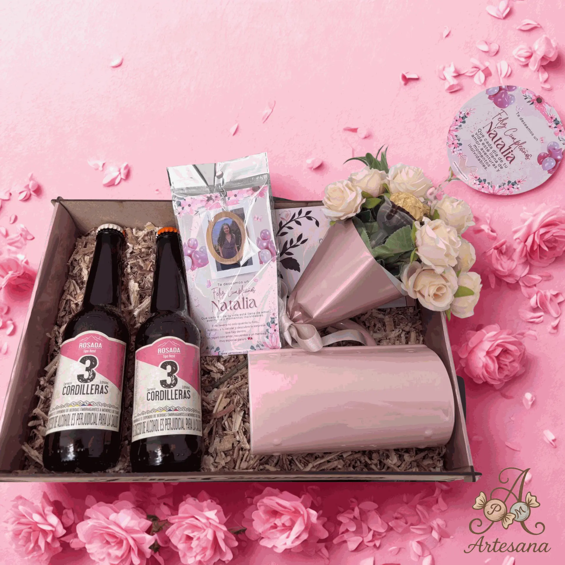 Regalo personalizado para una chica, mujer, niña, lindo, que incluye flores, un buquet de rosas, un pocillo en forma de bolso, cerveza y chocolates