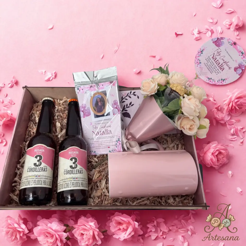 Box de regalo premium rosa con cerveza artesanal y detalles personalizados 🎀